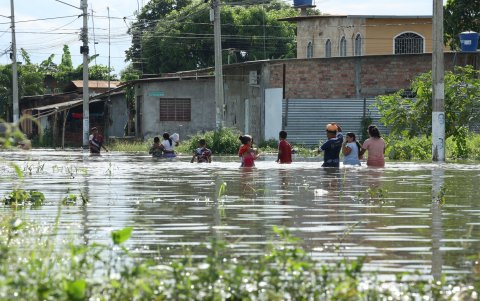 Hay lugares a los que solo se puede entrar en canoa porque el agua te tapa.