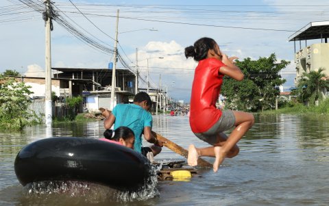 Niños y niñas ‘disfrutan’ bañándose en las calles inundadas; adultos piden ayuda.