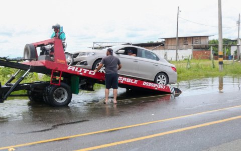 Hay vehículos que prefieren pagar a las grúas para que los pasen hasta el tramo que está menos afectado.