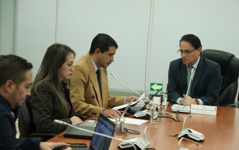 Fernando Villavicencio (d) preside la Comisión de Fiscalización en este primer periodo.