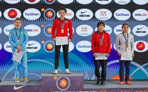 Luisa (d) con la medalla de bronce de los 57 kg del Ranking Series ‘Ibrahim Moustafa’.