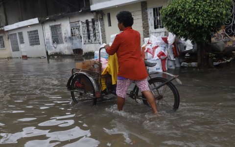 En la quinta etapa de El Recreo, en Durán, varias calles quedaron inundadas.