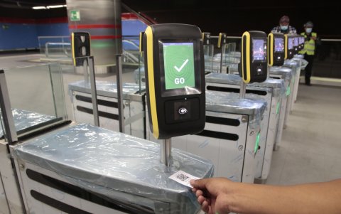 En las 15 estaciones se instalaron estos validadores que cuentan con lectores óptico para códigos QR, de barras y tarjetas de crédito o débito