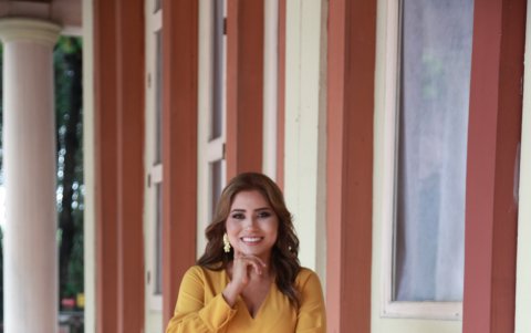 Está casada con un marino.