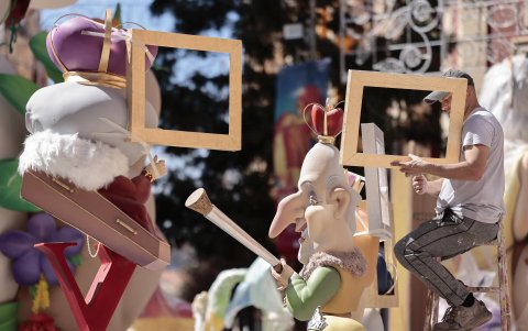 Los artistas falleros prosiguen en la calle el montaje de las mas de 800 fallas esparcidas por la ciudad de valencia que encara su semana grande con la visita de miles de turistas.En la imagen, los ninots que representan al rey Felipe VI y a su padre el emérito.