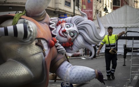 Un operario trabaja en el montaje de una falla, en el inicio de la semana grande de las Fallas de Valencia, que un año más espera la llegada de miles de visitantes.