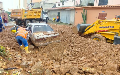 Bellavista. Un terreno baldío tuvo un desprendimiento de tierra y dejó un vehículo debajo de la tierra. Personal municipal realizó la limpieza.