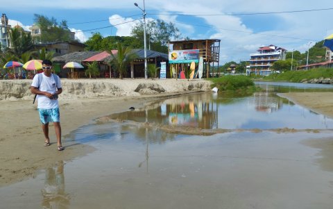 La contaminación continuará en Montañita hasta que la planta prometida no esté terminada.