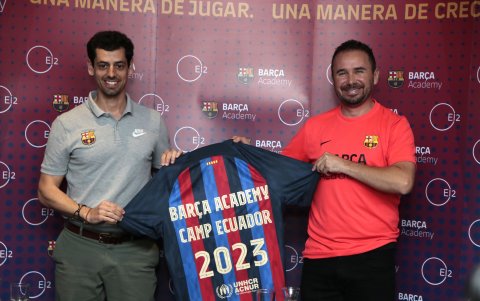 Pau López del Barça Academy y Diego Sarrade, director de EI2, dieron detalles del campamento que se realizará en Quito