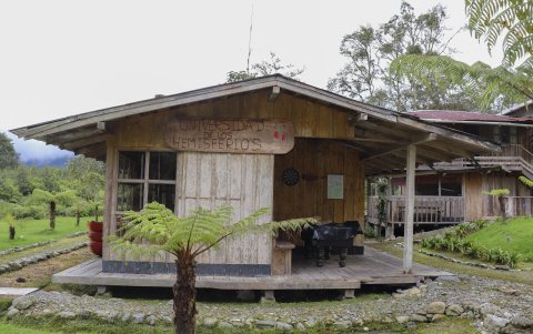 Fotografía cedida este miércoles, 15 de marzo, por la Universidad Hemisferios en la que se registraron varias cabañas de la Reserva Ecológica Hemisferios, en la provincia amazónica de Napo (Ecuador).
