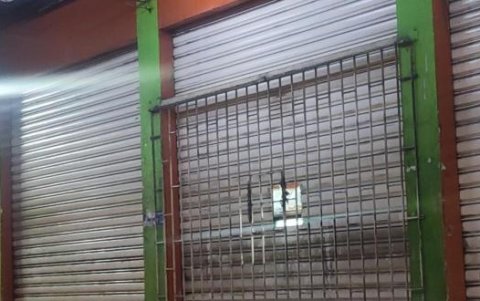 Los antisociales dispararon a la pared frontal del local.