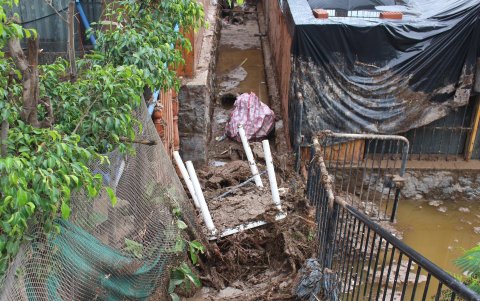 Vista hoy de las afectaciones causadas por el ciclón Yaku en el distrito de Chaclacayo, en Lima (Perú).
