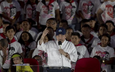 El presidente de Nicaragua, Daniel Ortega (d), en una fotografía de archivo.
