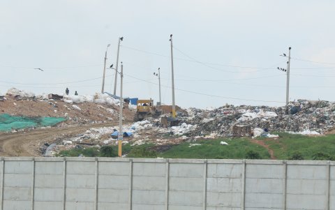 Panorama. Desperdicios esparcidos al pie del relleno sanitario de Durán.