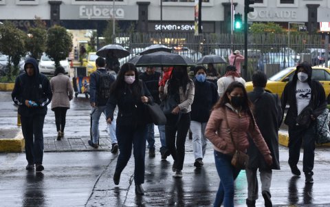 Insoportable. Pese a los abrigos que se use, el frío transgrede los hilos y entume a los transeúntes.