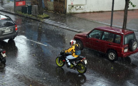 Riesgo. En tiempo de lluvia, el peligro en las carreteras se incrementa.