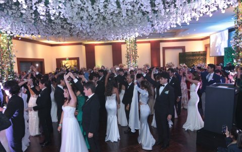 Los alumnos y sus padres durante el vals.