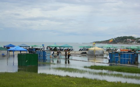 Playas. En este balneario, las fuertes lluvias han hecho que zonas cercanas al mar también se llenen de agua, como si fuesen ríos.