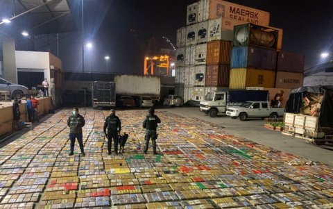 Cada semana en el puerto de Guayaquil se incauta toneladas de droga.