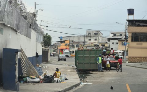 2. Exteriores. Un grupo de indigentes tienen casas improvisadas fuera de la institución.
