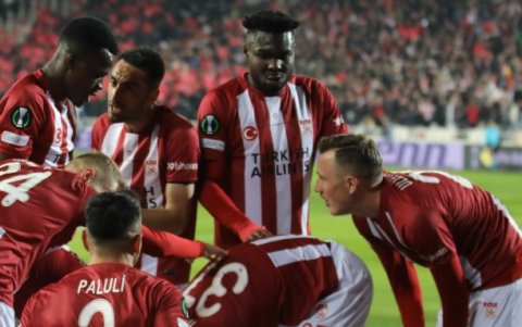 Jordy Caicedo sumó minutos con el Sivasspor e ingresó en el empate frente al Instabul BB.