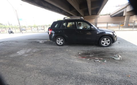 Ruta. En el Puente de la Unidad Nacional y al ingreso de La Puntilla, estos son los hoyos que hacen brincar a los conductores todos los días.