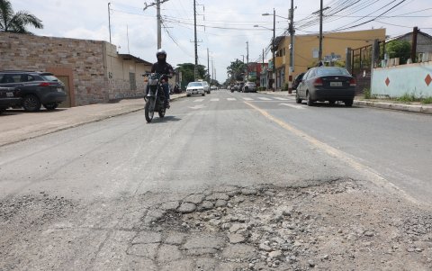 Los agujeros asoman sobre el asfalto en el sector del Buijo Histórico.