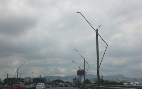Carencia. Unas luces están rotas y otras prendidas a plena luz del día.