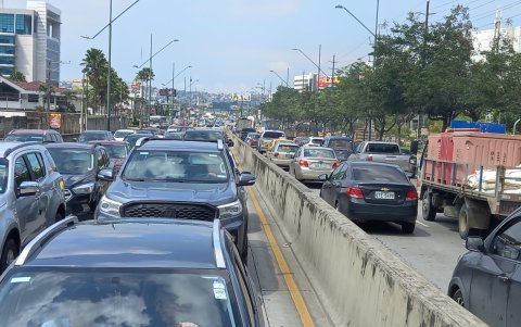 El tráfico se ha vuelto pesado durante casi hora y media en vía a la costa. El atasco empieza en la avenida del Bombero.