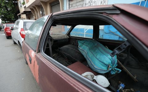 2. Basurero. En la calle Febres-Cordero y avenida del Ejército hay un auto desmantelado que se ha convertido en un basurero.