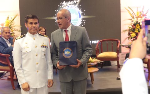 Omar Llerena Capitán de puerto de Guayaquil y Lenin Sánchez, cómo moderador del foro por los 222 años de creación de la capitanía de Puerto de Guayaquil.
