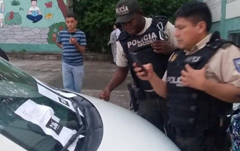 Hecho. En octubre de 2022, tres estudiantes de un colegio del Guasmo, en el sur de Guayaquil, fueron encontrados con armas de fuego en sus mochilas.