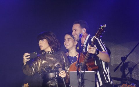 Kany y su banda junto Cristina Rodríguez.