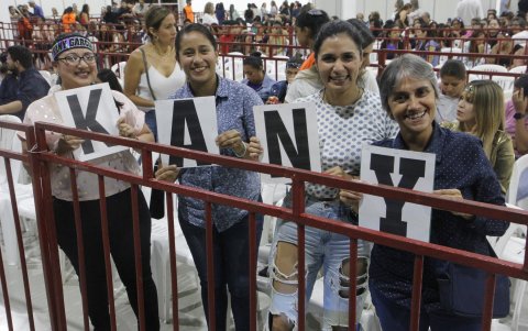 Los asistentes lucieron creativas pancartas y letreros para apoyar a la cantante.