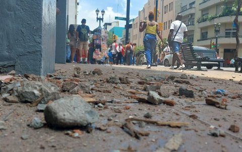 Escombros se desprendieron de las estructuras de algunas viviendas en el centro de la urbe.
