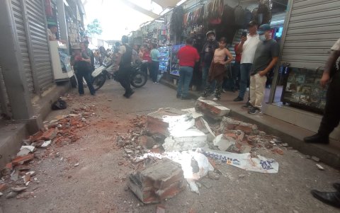 Escombros cayeron por el tejado de tela que cubre uno de los pasillos de La Bahía.