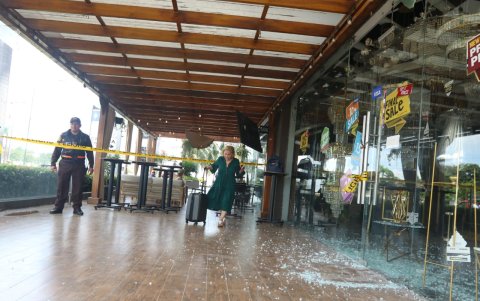 Cerca de Guayaquil, en una plaza de Samborondón, las puertas de vidrio cedieron ante el sismo.