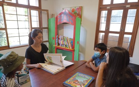 Talleres. Cuentos en voz alta, clubes de lectura y talleres de arte, yoga e idiomas se ofrecen a diario para la comunidad.