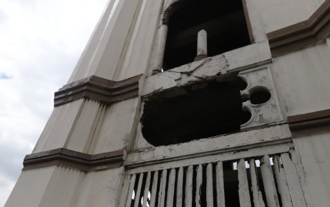 Situación. Así se encuentra una de las torres de la iglesia La Victoria.