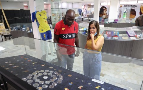 El boxeador tricolor estuvo en el Museo del Comité Olímpico Ecuatoriano.