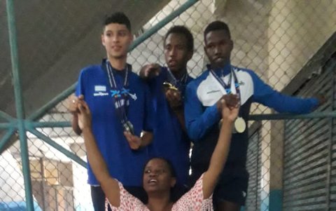 Teotista Quintero es la tía y representante de Papiro (c). Ella lo adoptó a los ocho meses de nacido y lo crio como si fuera su hijo. Hoy le busca ayuda para estudiar el bachillerato.