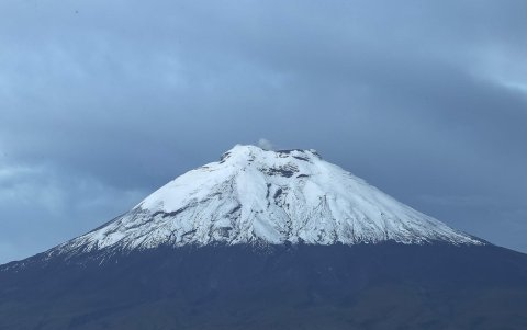 Fotografía del volcán Cotopaxi que se encuentra en un proceso eruptivo desde el sector del Boliche, provincia de Cotopaxi (Ecuador).