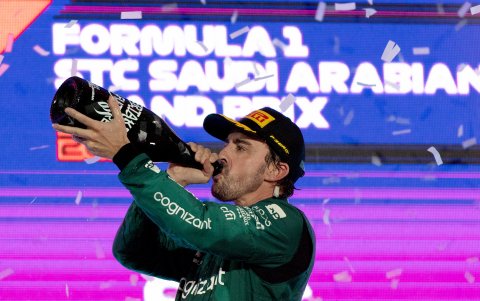 Fernando Alonso celebró llegar tercero, pero tras la penalización de 10 segundos fue bajado al cuarto lugar.