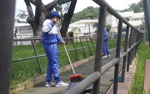 Tres policías de la UPC del sector Los Ceibos colaboraron en la limpieza del parque.