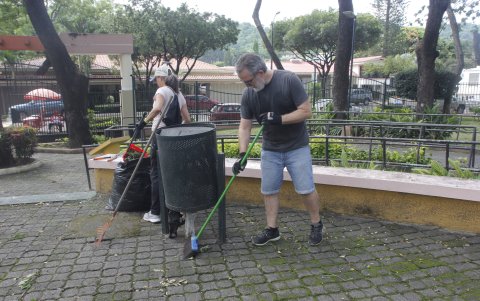 Los tachos de basura, así como el mármol del monumento y adoquines muestran deterioro.
