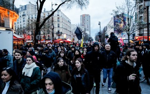 La mociones de censura se dan en medio de protestas y una baja popularidad del presidente francés.