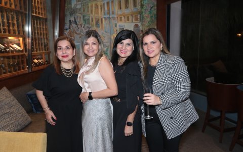 Mariuxi de Villena, Adela Zambrano, Lupe de Viteri y Mariuxi de Neira.