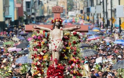 La procesión de Cristo del Consuelo es una de las más grandes del país y se efectúa durante esta celebración.