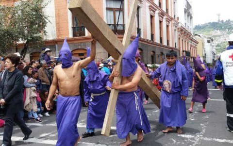 La procesión de Jesús del Gran Poder llama la atención por los voluntarios vestidos de morado.