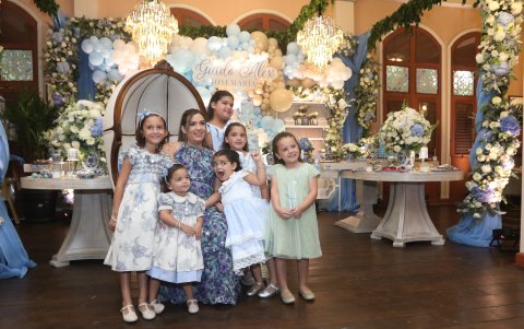 Georgette junto a sus hijas Anarella, Alina y Cecilia, y sus sobrinas, Catalina y Flavia Sosa Jalil, y Kiara León Ode..